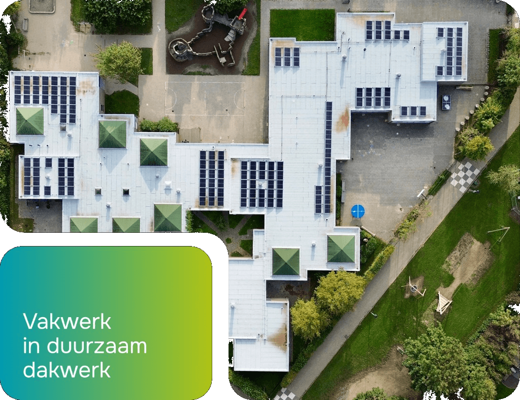 Luchtfoto van een gebouw met zonnepanelen. Vakwerk in duurzaam dakwerk